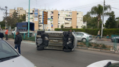 بالصور: انقلاب مركبة واصابة 3 أشخاص بحادث طرق متسلسل في الرملة